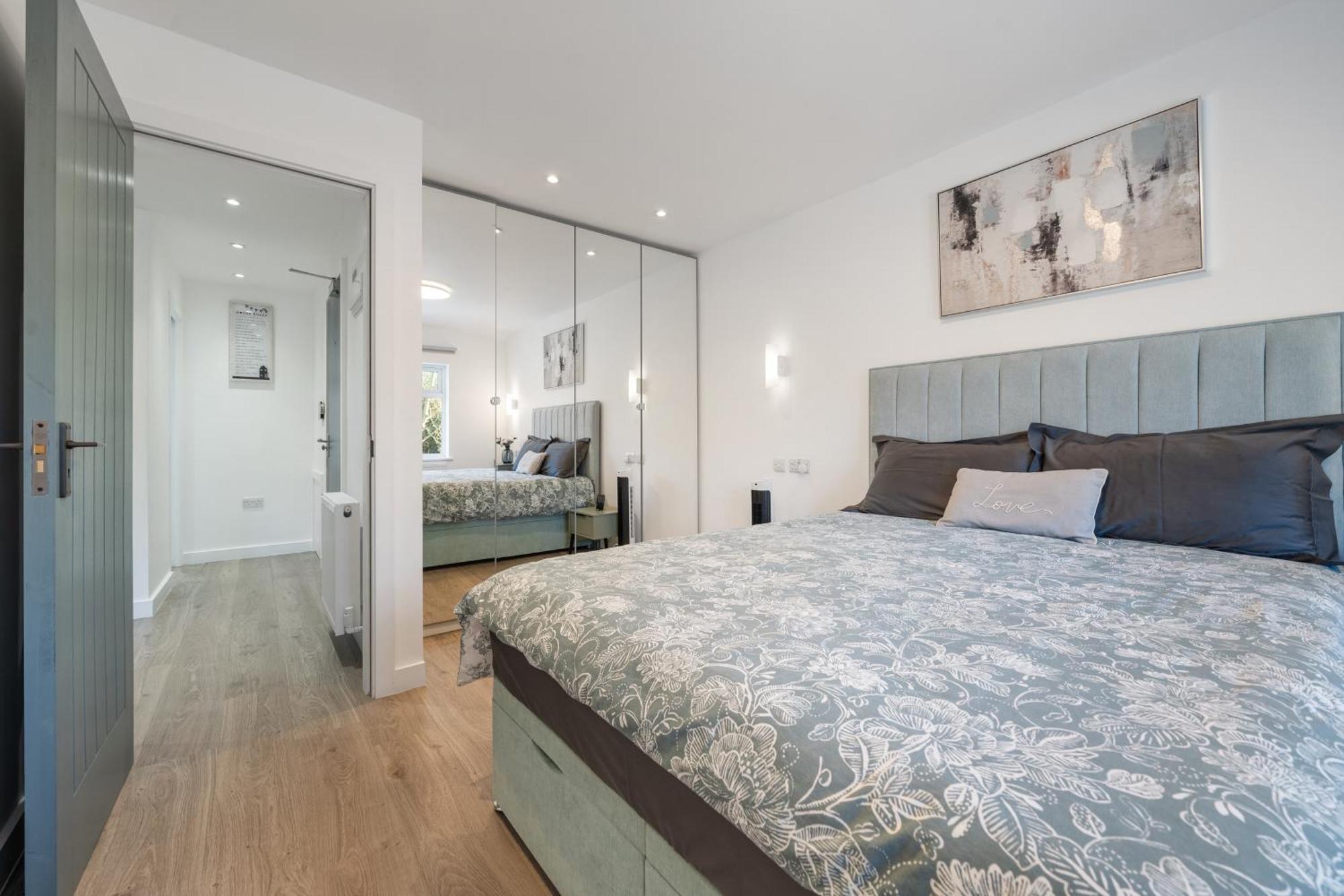 Newly Refurbished 2 Bed Flat Apartment Мил Хил Екстериор снимка